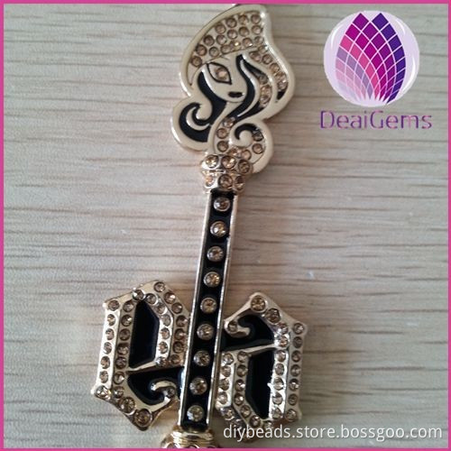 customized pretty girl gold colors alloy pendant with gold rhinestone